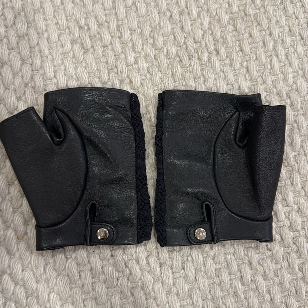Chanel Fingerless Leather and Lace Gloves Size 7.5 - Picture 3 of 6